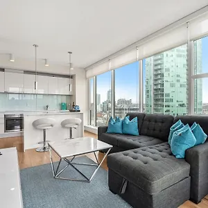 5-min Walk To Stampede!! Unbeatable Downtown Experience- Walk To Bars, Casino, Stampede & Saddledome Bonus Banff Pass, Parking & Wine! Apartment Calgary